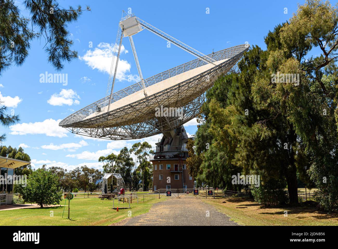 Il Telescopio Parkes che punta verso il cielo Foto Stock