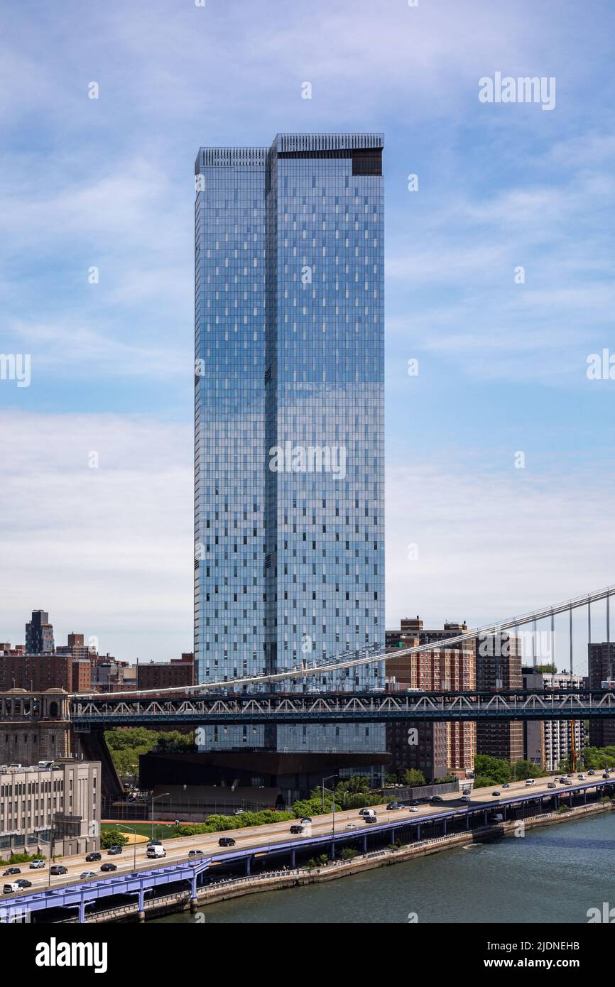 Un grattacielo residenziale di Manhattan Square di un alto edificio vicino al Manhattan Bridge a New York City, Stati Uniti d'America Foto Stock