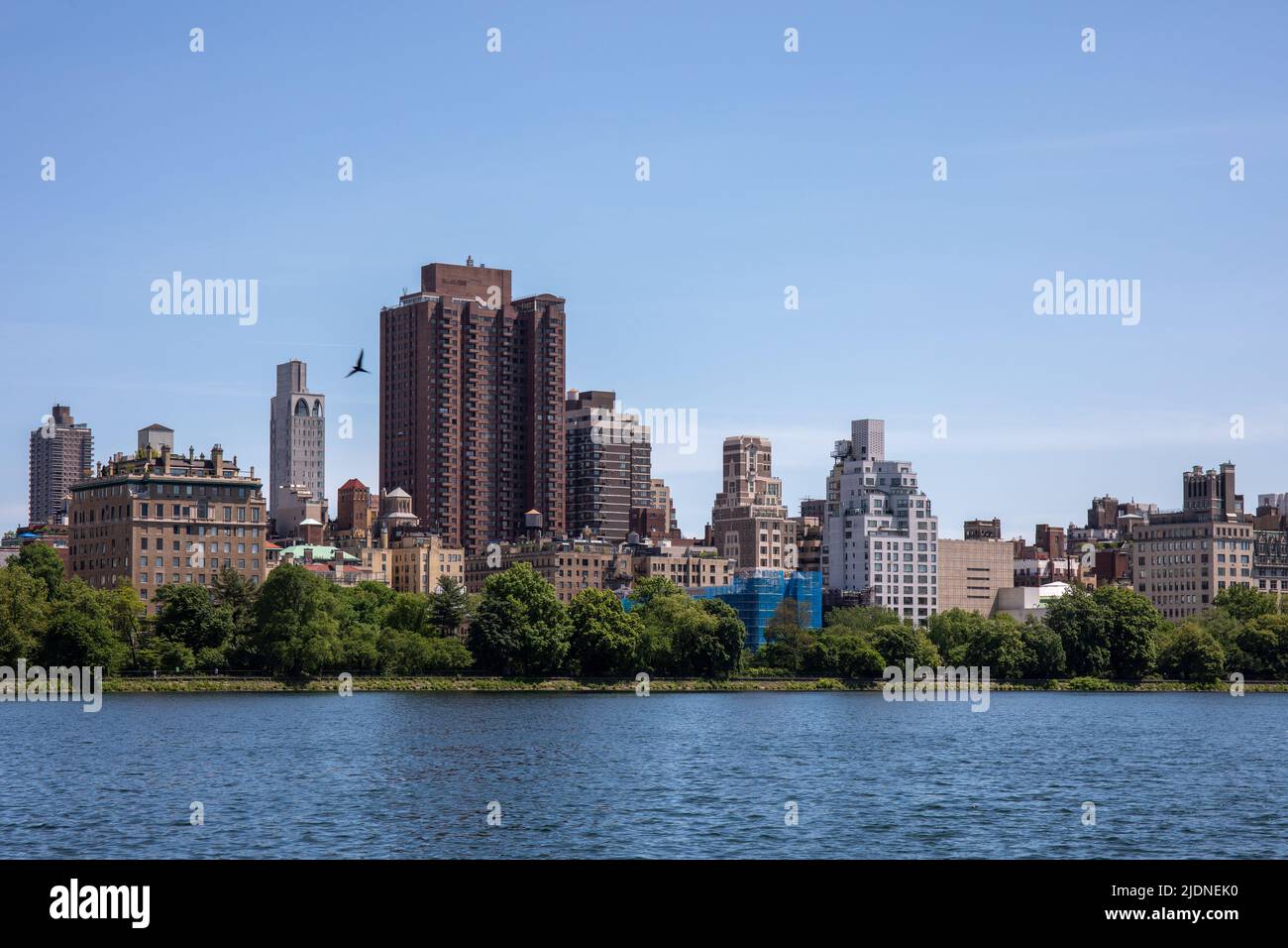 Upper East Side edifici residenziali dietro Jacqueline Kennedy Onassis Reservoir a Manhattan, New York City, Stati Uniti d'America Foto Stock