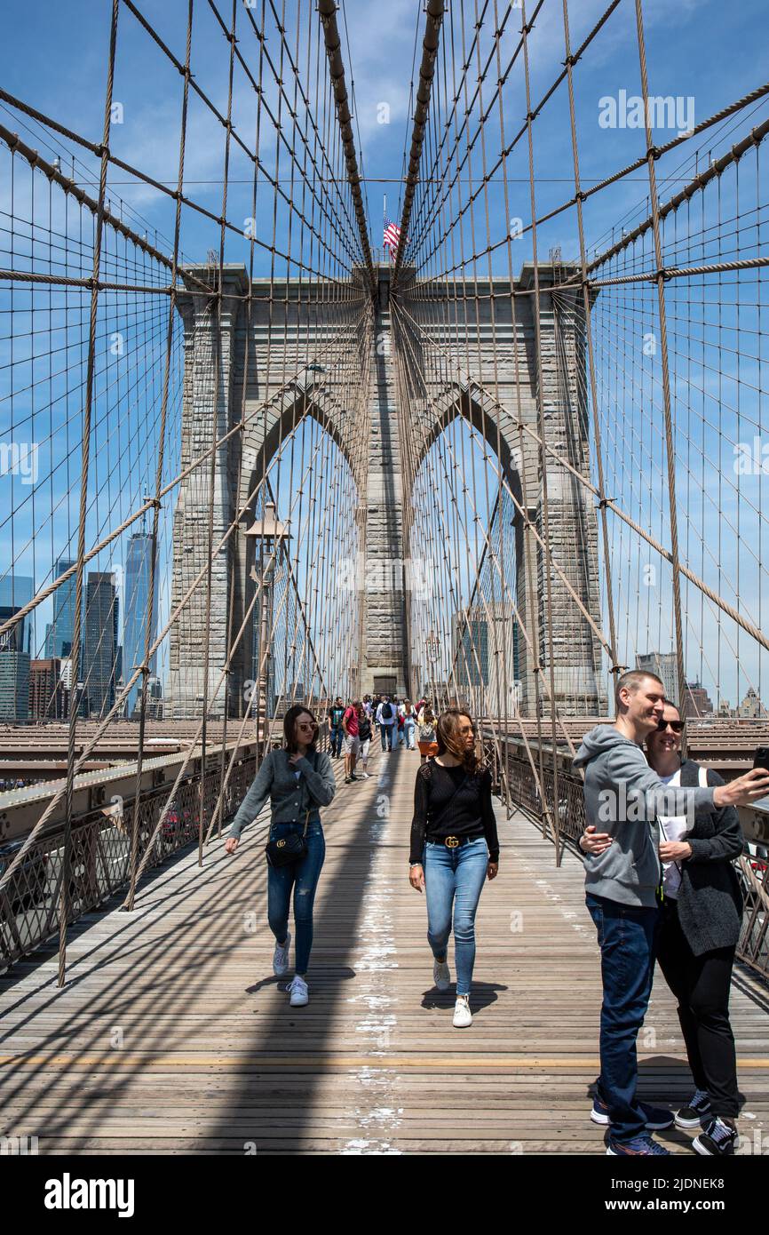 Persone sulla strada pedonale del ponte di Brooklyn a New York City, Stati Uniti d'America Foto Stock