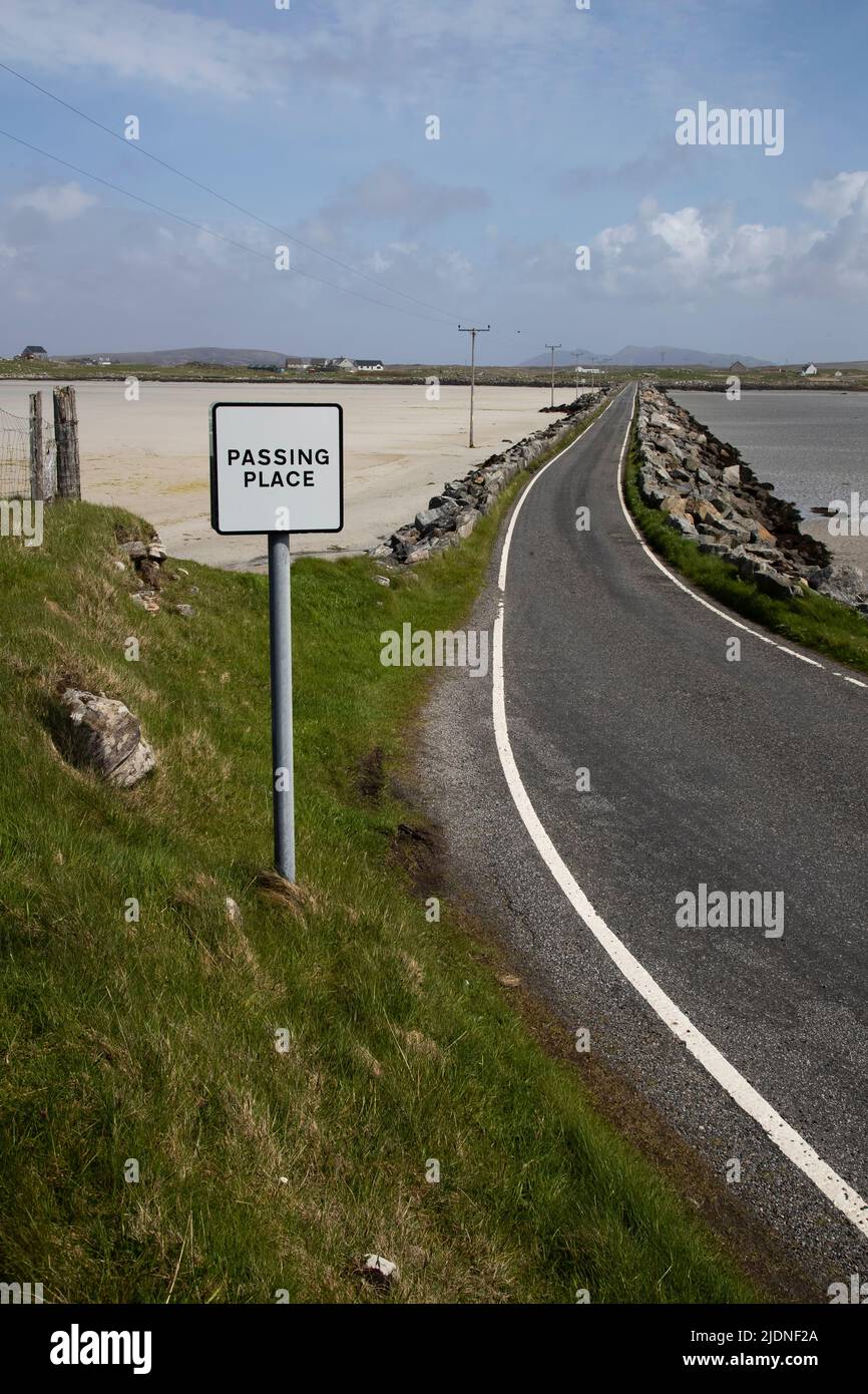 Un luogo di passaggio designato sulla strada stretta della strada rialzata tra le isole adiacenti di Uist nord e sud nelle Ebridi esterne Foto Stock