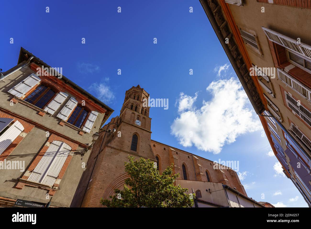 Paesaggio urbano basso angolo di vista di Tolosa la ville rosa in Francia Foto Stock