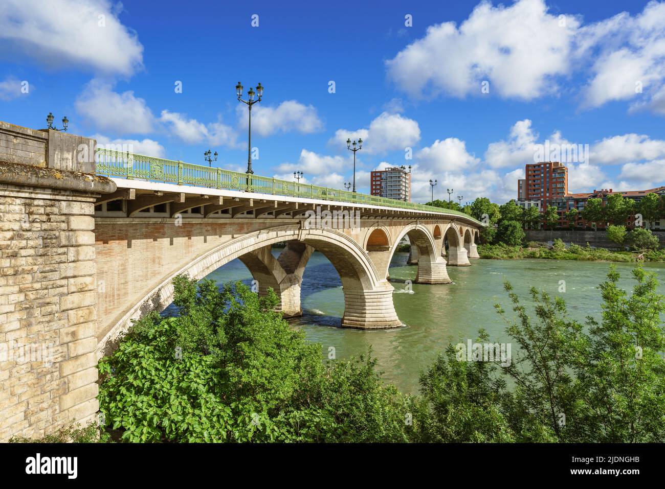 Ponte si estende su un fiume in una città in primavera. Pont des Catalans, Tolosa, Francia Foto Stock