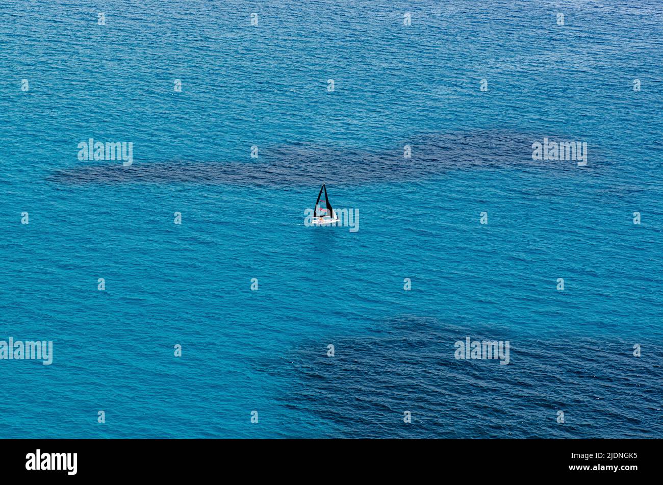 Kleines Segelboot auf dem Meer Foto Stock