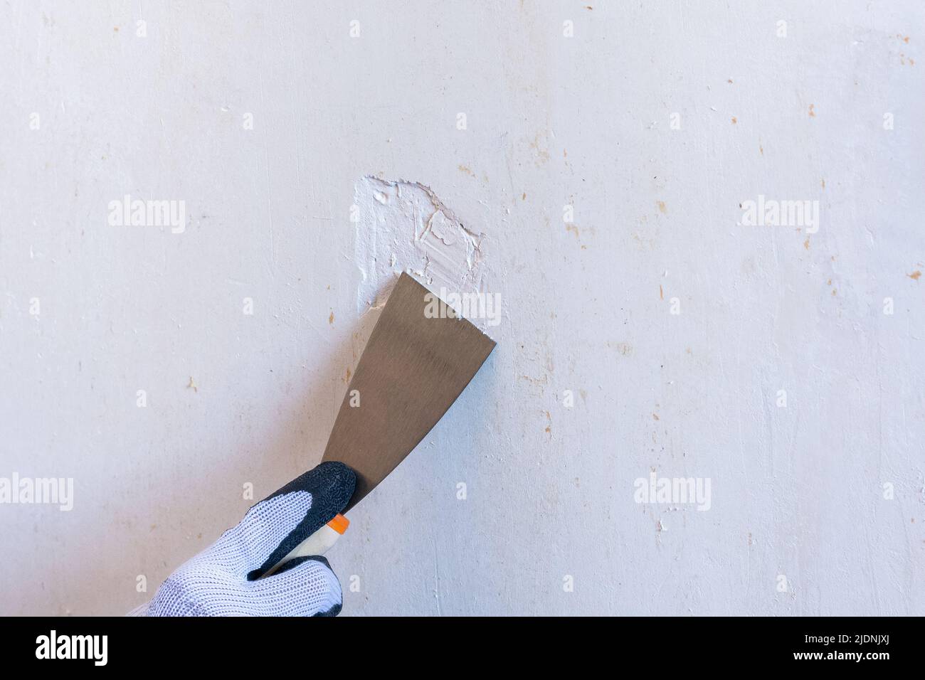 Coltello per rivestimento. Riempire piccoli fori nelle pareti interne Foto Stock