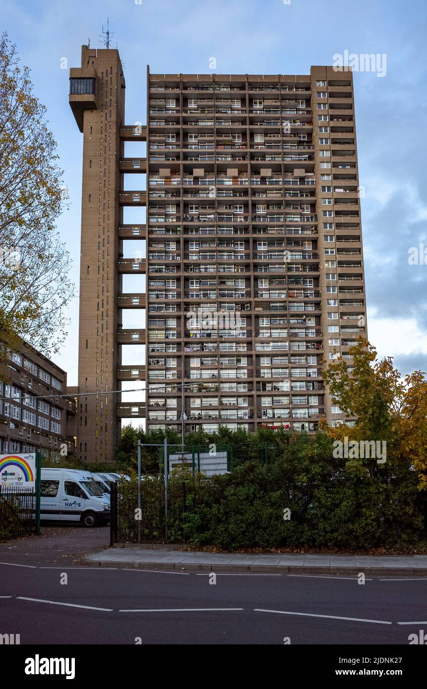 Categoria II Trellick Tower a Londra Ovest, un blocco di torre in stile brutalista progettato dall'architetto Erno Goldfinger - 2021 Foto Stock