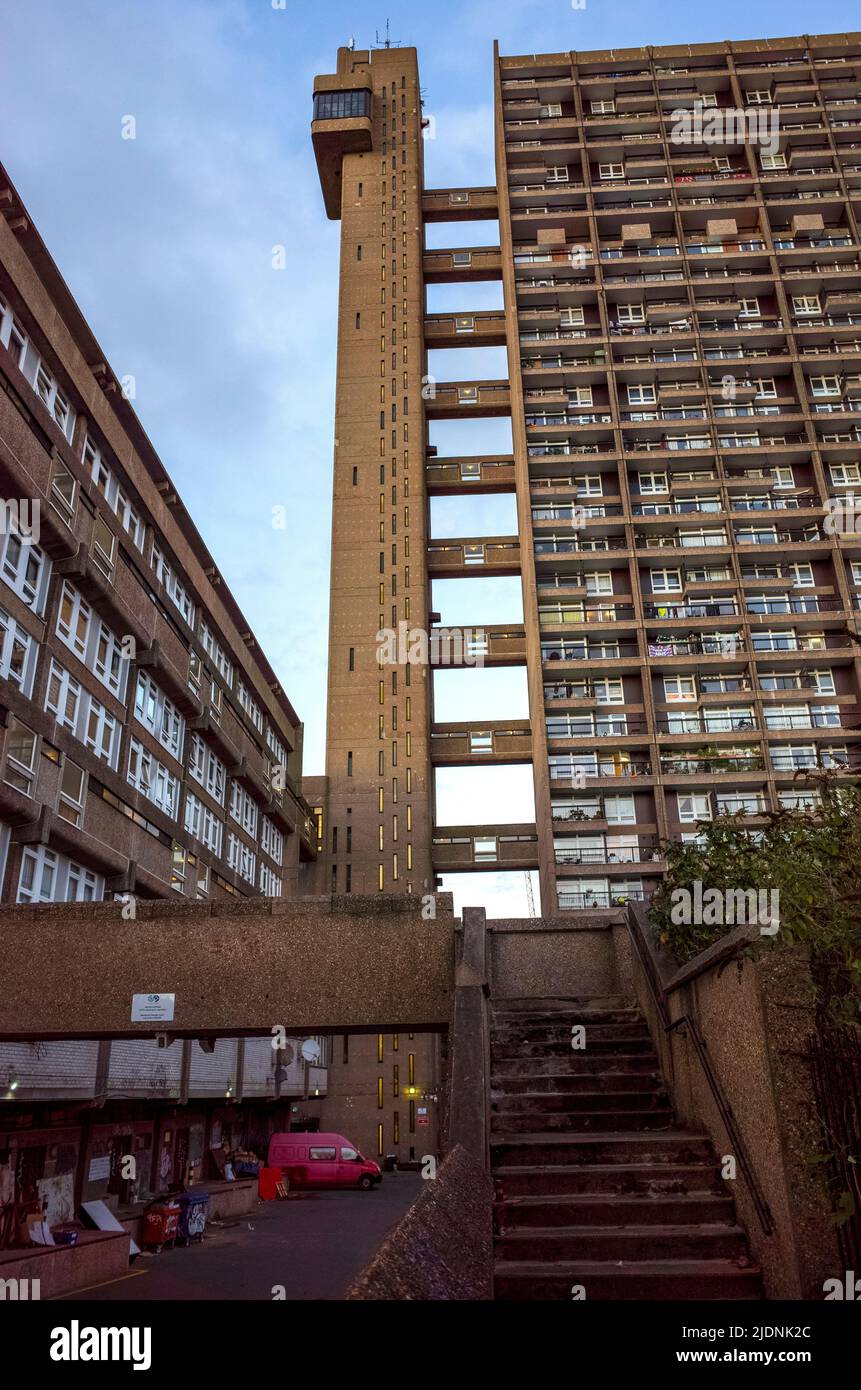 Categoria II Trellick Tower a Londra Ovest, un blocco di torre in stile brutalista progettato dall'architetto Erno Goldfinger - 2021 Foto Stock