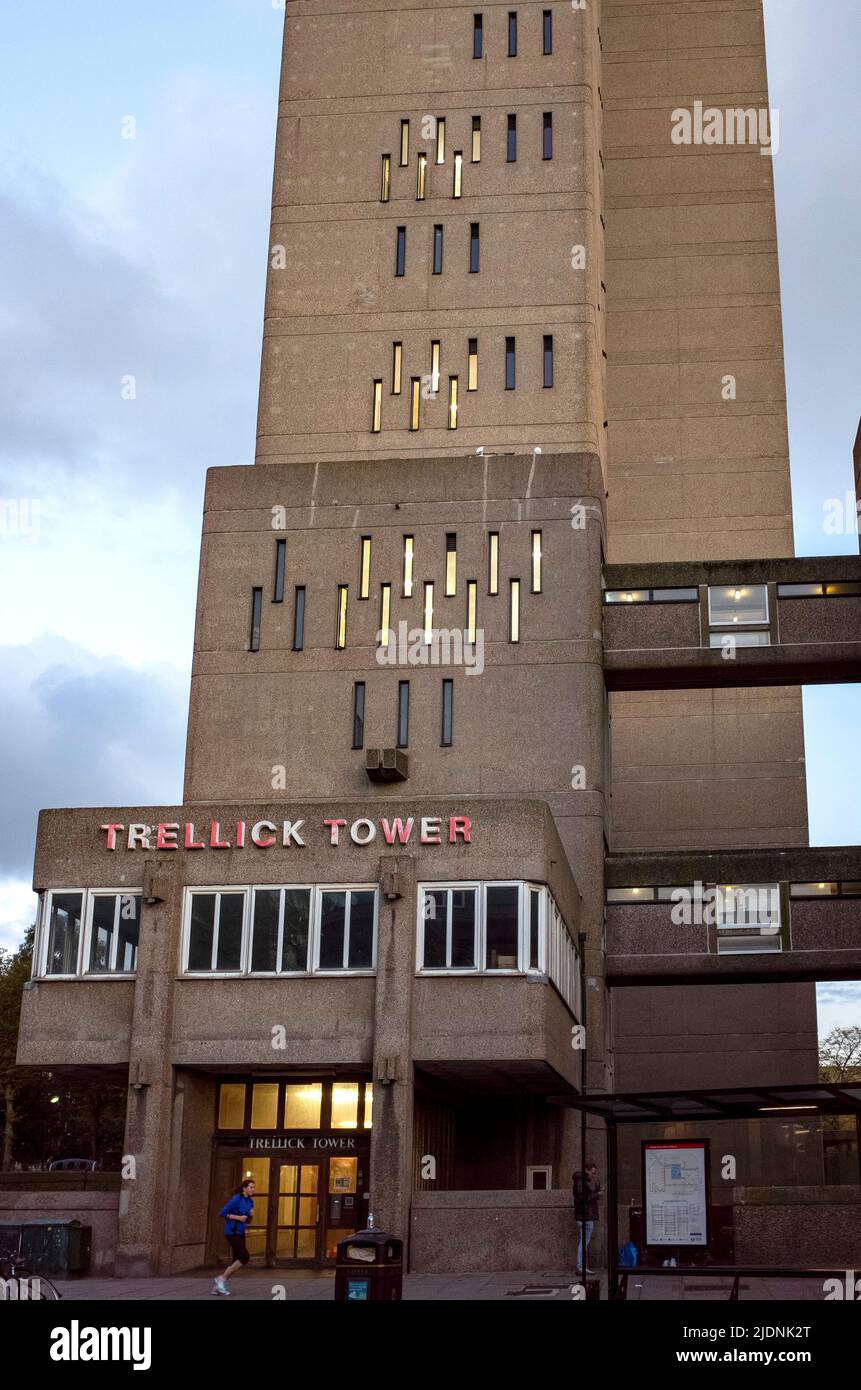 Categoria II Trellick Tower a Londra Ovest, un blocco di torre in stile brutalista progettato dall'architetto Erno Goldfinger - 2021 Foto Stock