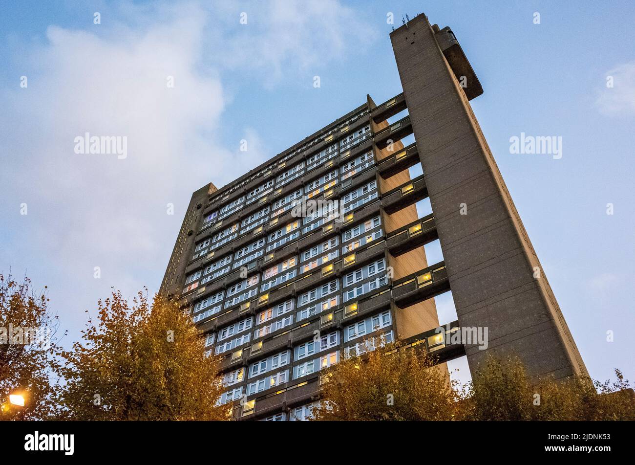 Categoria II Trellick Tower a Londra Ovest, un blocco di torre in stile brutalista progettato dall'architetto Erno Goldfinger - 2021 Foto Stock