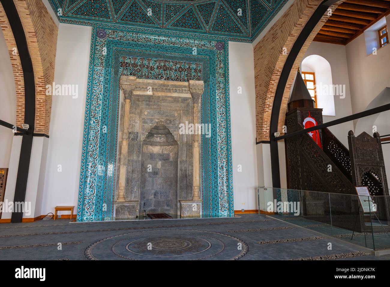 Moschea di Alaaddin Keykubad. Minbar e mihrab della moschea Konya Alaaddin Keykubad. Architettura islamica foto di sfondo. Konya Turchia - 5.18.2022 Foto Stock