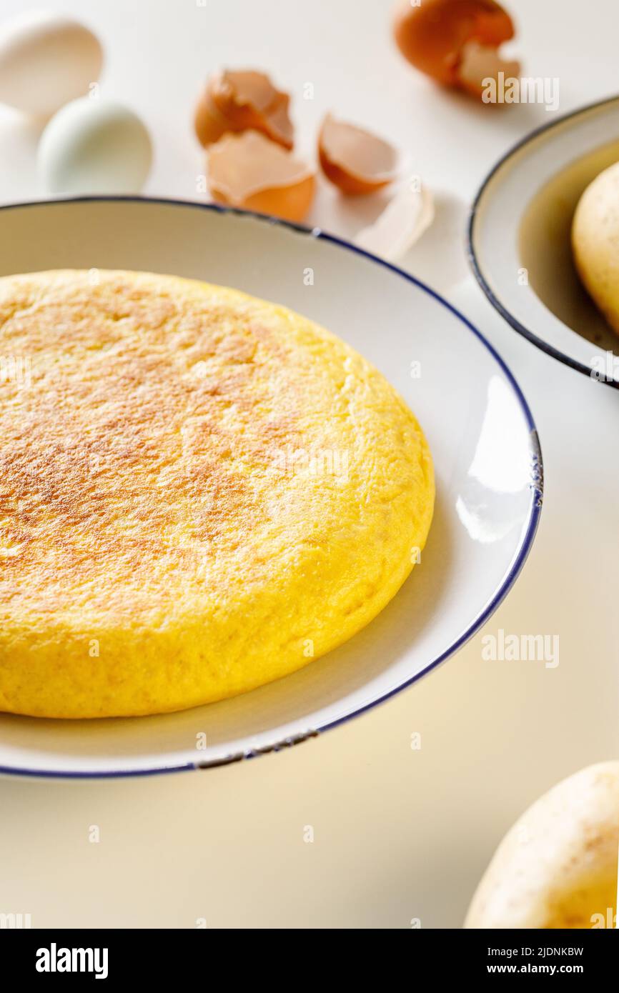 Primo piano di frittata spagnola fatta di uova e patate. Tortilla espanola. Foto Stock