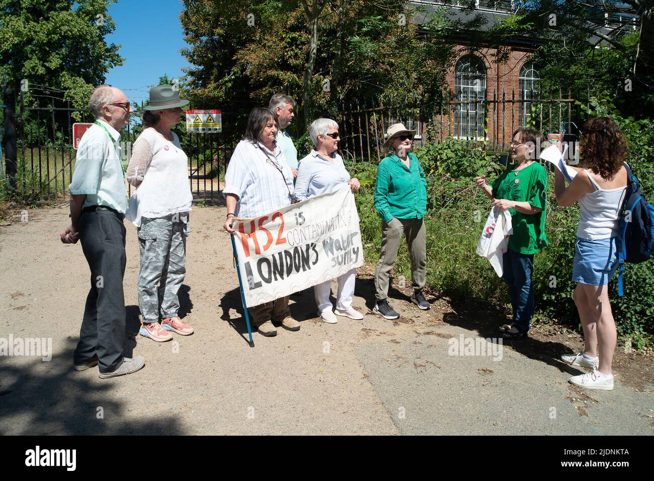 Ickenham, Uxbridge, Regno Unito. 22nd giugno 2022. Il Coordinatore del partito verde di Hillingdon, Sarah Green e la Stop HS2 ambientalisti hanno incontrato la baronessa Jenny Jones di Moulsecoomb dal partito verde oggi fuori dalla stazione di pompaggio di Ickenham. Essi hanno discusso della vasta portata di HS2 opere nell'area e del potenziale impatto negativo che HS2 opere stanno avendo sulla fonte idrica pubblica che fornisce parte dell'acqua potabile di Londra. Credit: Maureen McLean/Alamy Live News Foto Stock