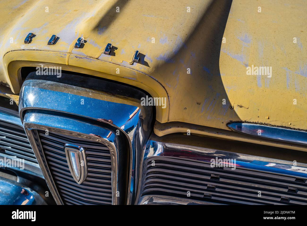 Vintage Yellow Edsel Automobile sulla Route 66 a Seligman, Arizona, USA Foto Stock