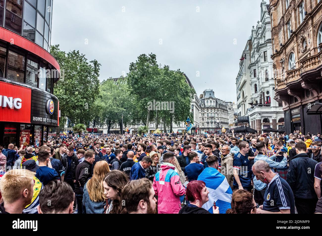Gli appassionati di calcio scozzesi si riuniscono a Leicester Square, prima della partita Inghilterra/Scozia per la competizione Euro 2021 - Central London. Foto Stock