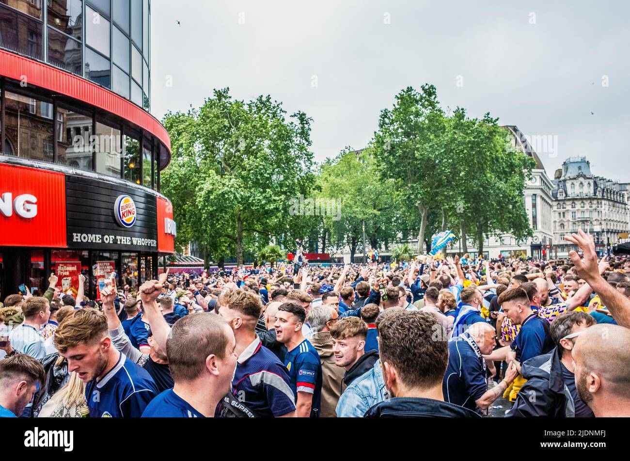 Gli appassionati di calcio scozzesi si riuniscono a Leicester Square, prima della partita Inghilterra/Scozia per la competizione Euro 2021 - Central London. Foto Stock