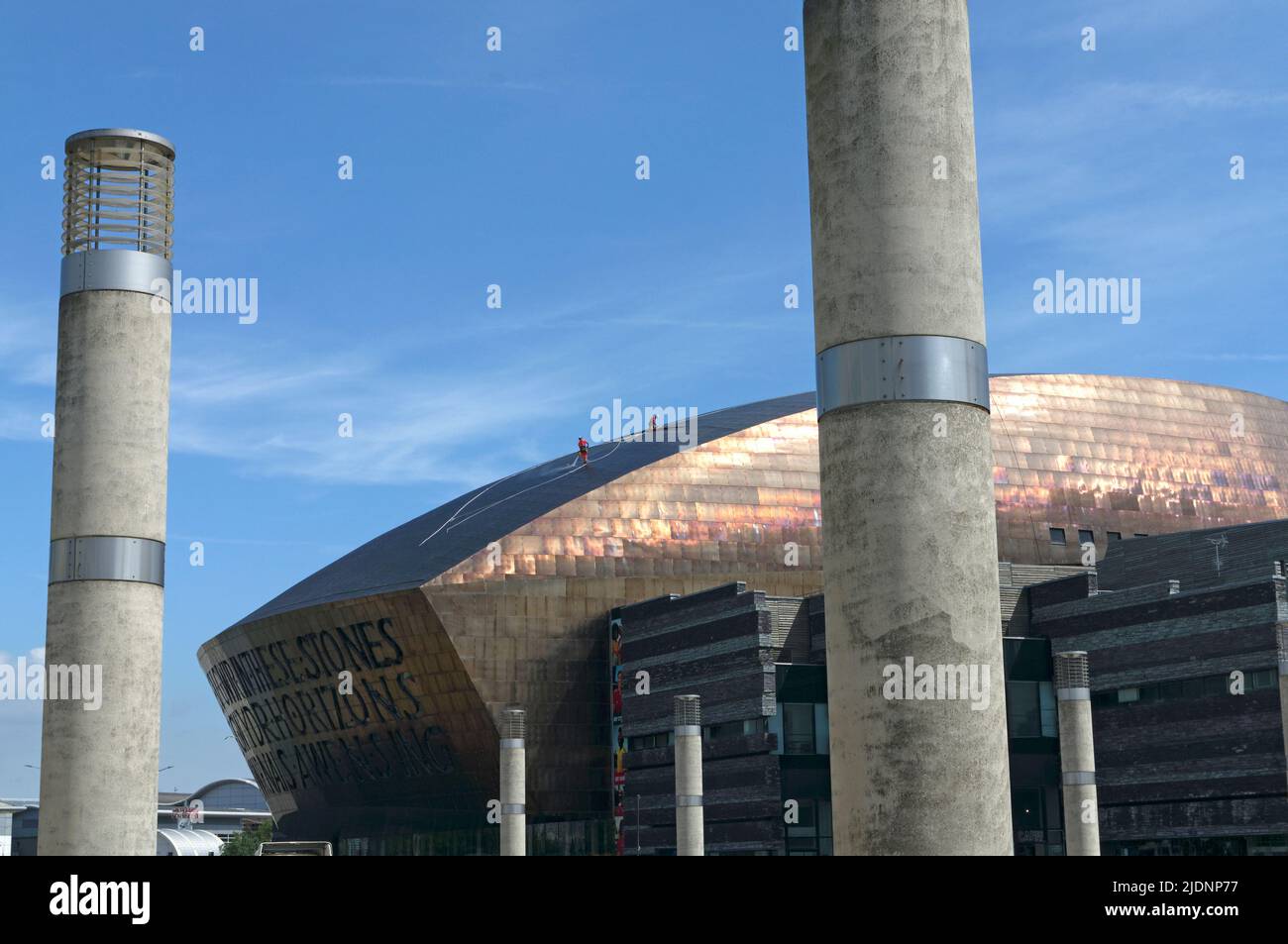Operai che puliscono il tetto in rame della sala concerti Millennium Centre, Cardiff Bay. Giugno 2022 Foto Stock