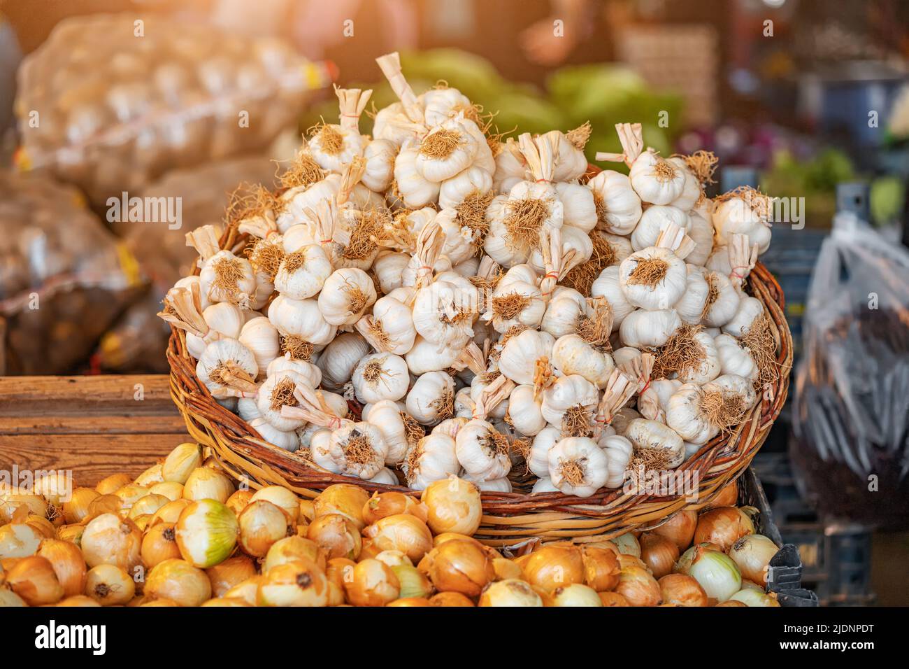 Un mazzo rustico di aglio è venduto presso il mercato ecologico del contadino. Condimenti e spezie Foto Stock