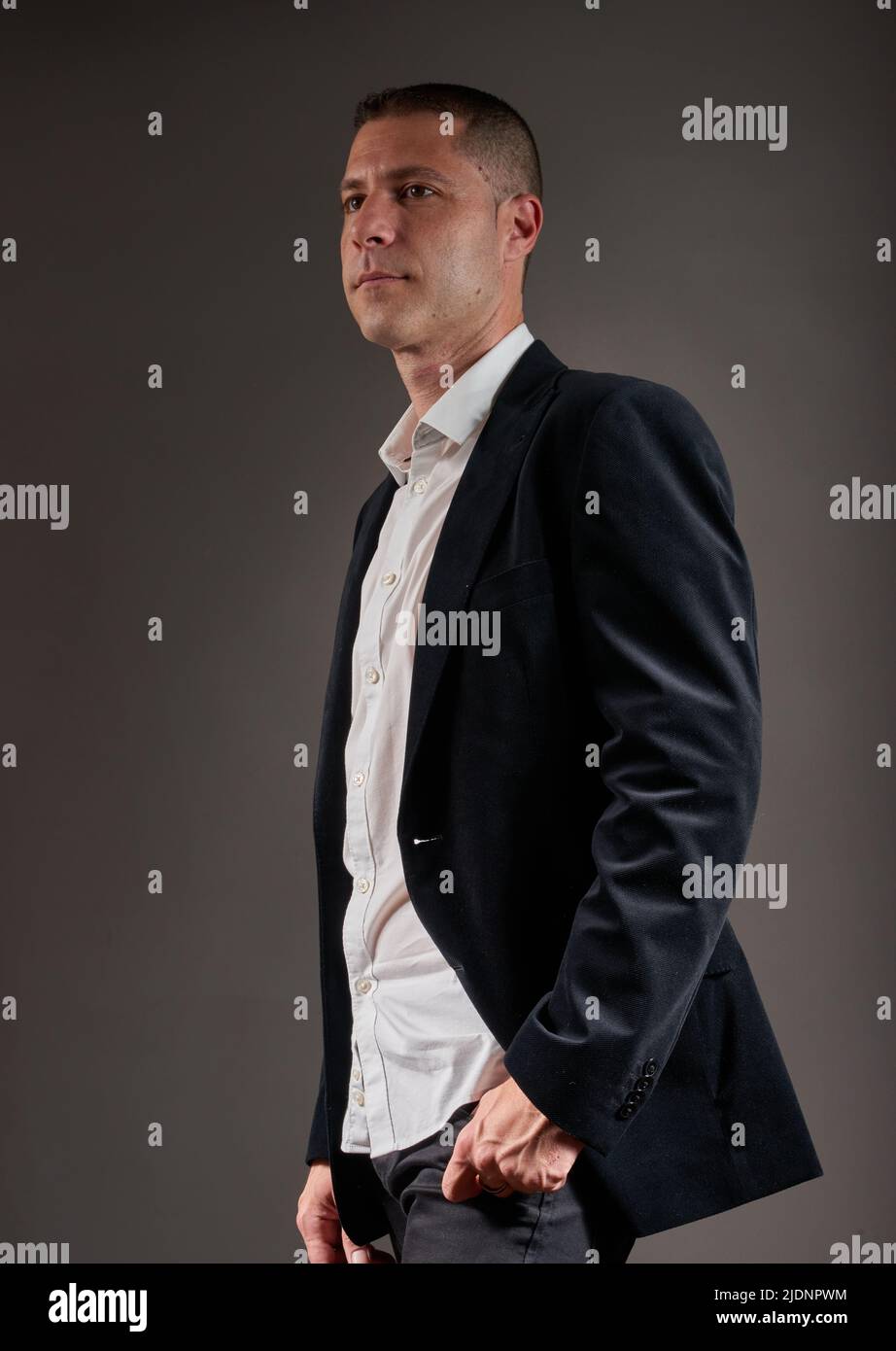 Uomo giovane ed elegante vestito con camicia bianca e giacca nera Foto stock Alamy