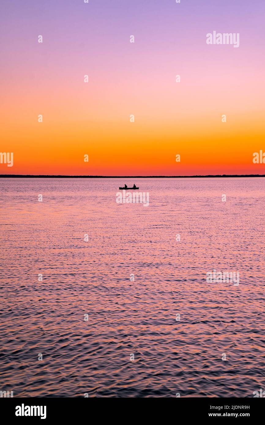 Bellissimo cielo arancione e viola sulla spiaggia Foto Stock