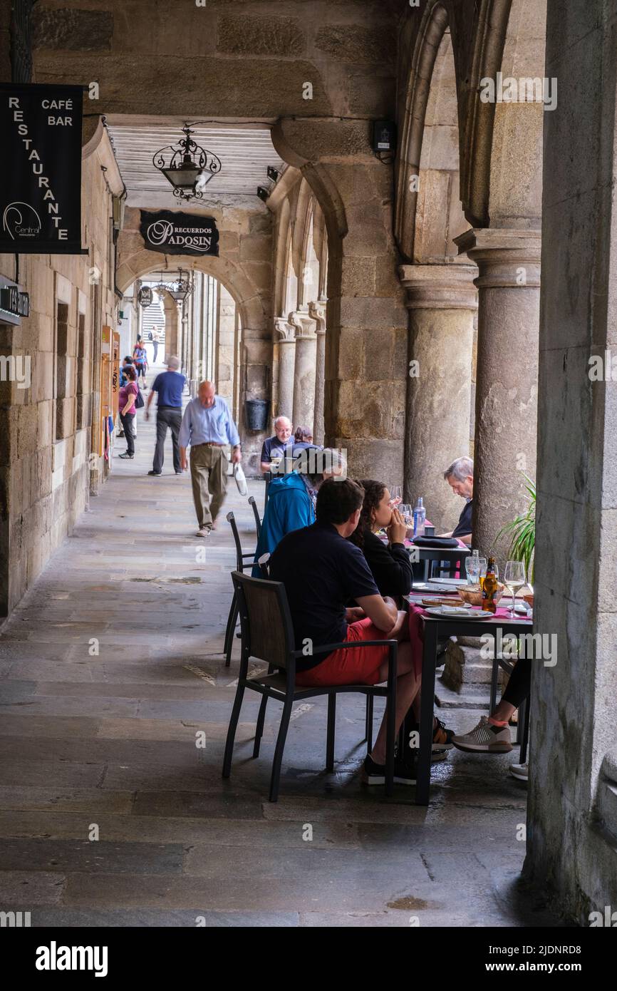 Spagna, Santiago de Compostela, Galizia. Scena stradale. A causa della pioggia frequente molte strade hanno coperto passaggi pedonali. Foto Stock