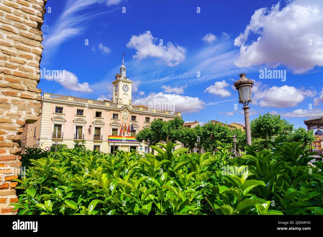 Municipio della città imperiale di Alcala de Henares in una giornata nuvolosa con cielo blu. Foto Stock