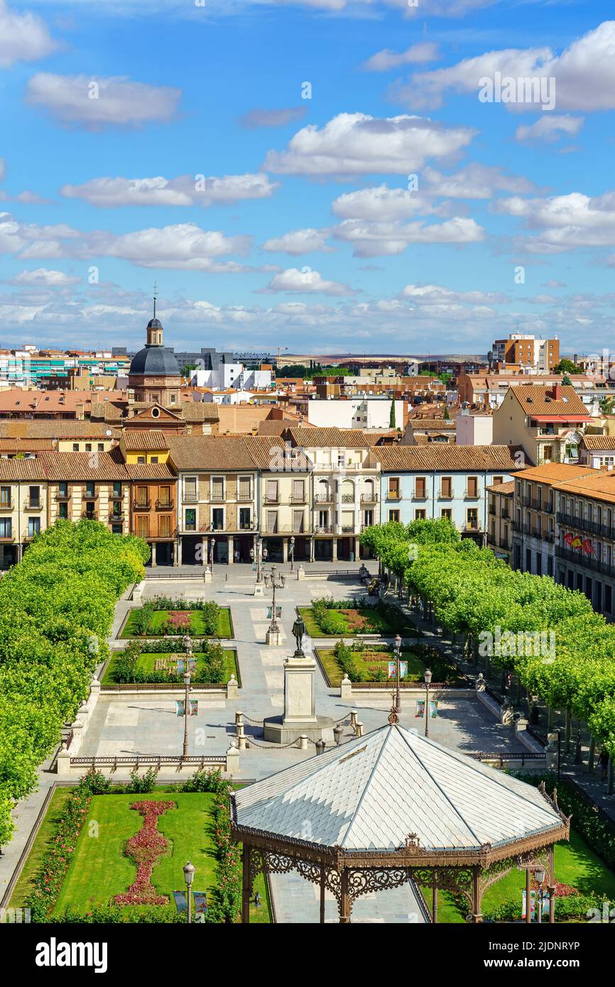 Famosa piazza centrale della città monumentale di Alcala de Henares, culla di Cervantes. Foto Stock