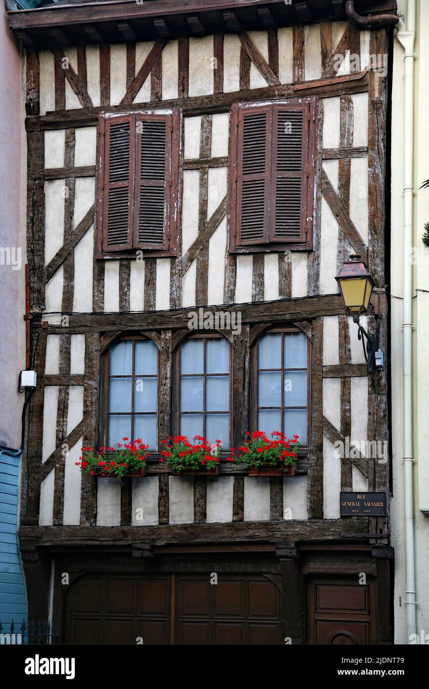 Facciata di un edificio medievale a graticcio nella vecchia città francese di Troyes Foto Stock
