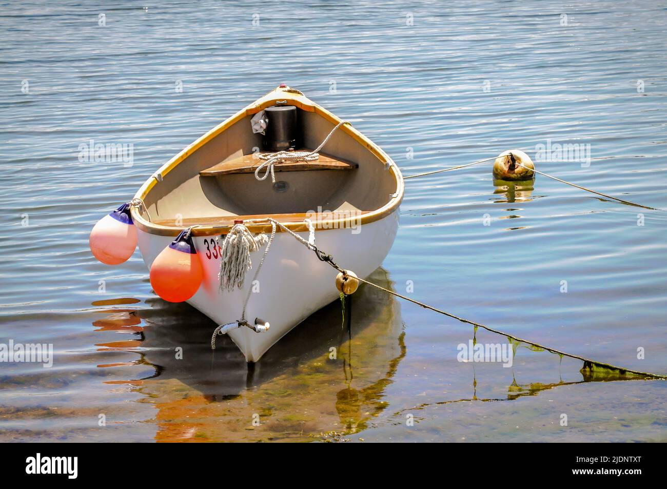 Questa piccola barca di caccia alle balene legata appena fuori costa è uno dei migliori gommoni che chiunque potrebbe possedere, e sembra che il suo proprietario si preoccupi molto per esso Foto Stock
