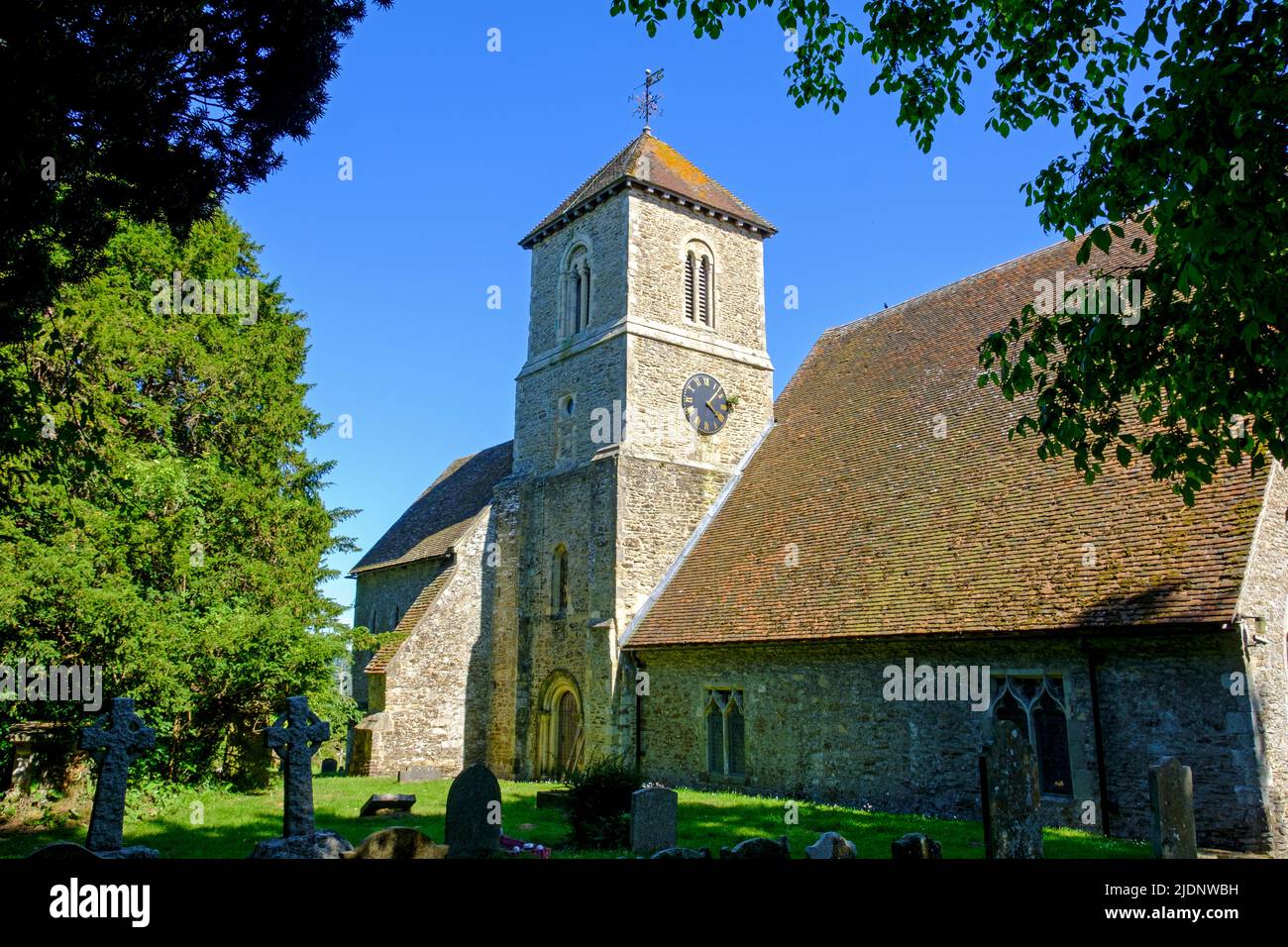 La Chiesa Normanna di tutti i Santi del 12th secolo e San Nicola, Icklesham, East Sussex, Regno Unito Foto Stock