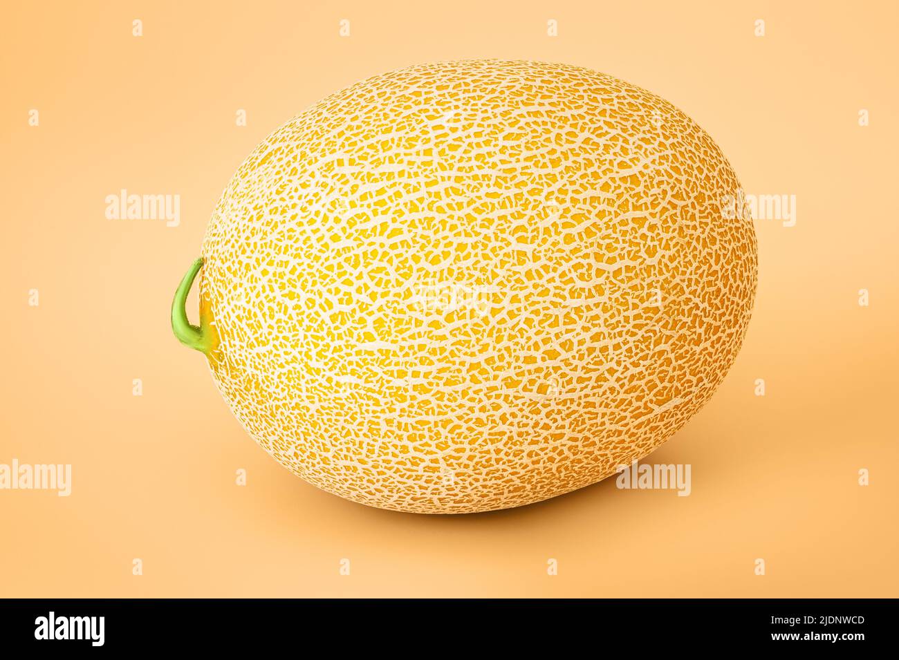 Un melone colorato su sfondo giallo. Frutta succosa e sana. Biocibo naturale per migliorare la digestione e la funzione renale. Foto Stock