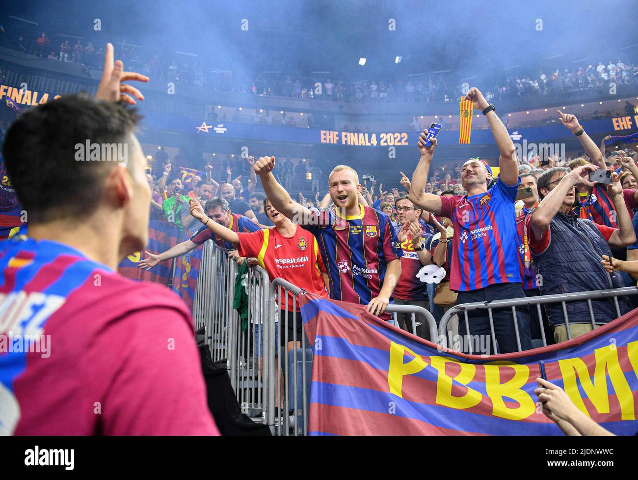 Giubilo finale Barca, con tifosi, pallamano Champions League finale quattro, finale FC Barcelona (Barca) vs. Lomza vive Kielce 37:35 dopo sette metri, il 19th giugno 2022 a Koeln/Germania. Â Foto Stock