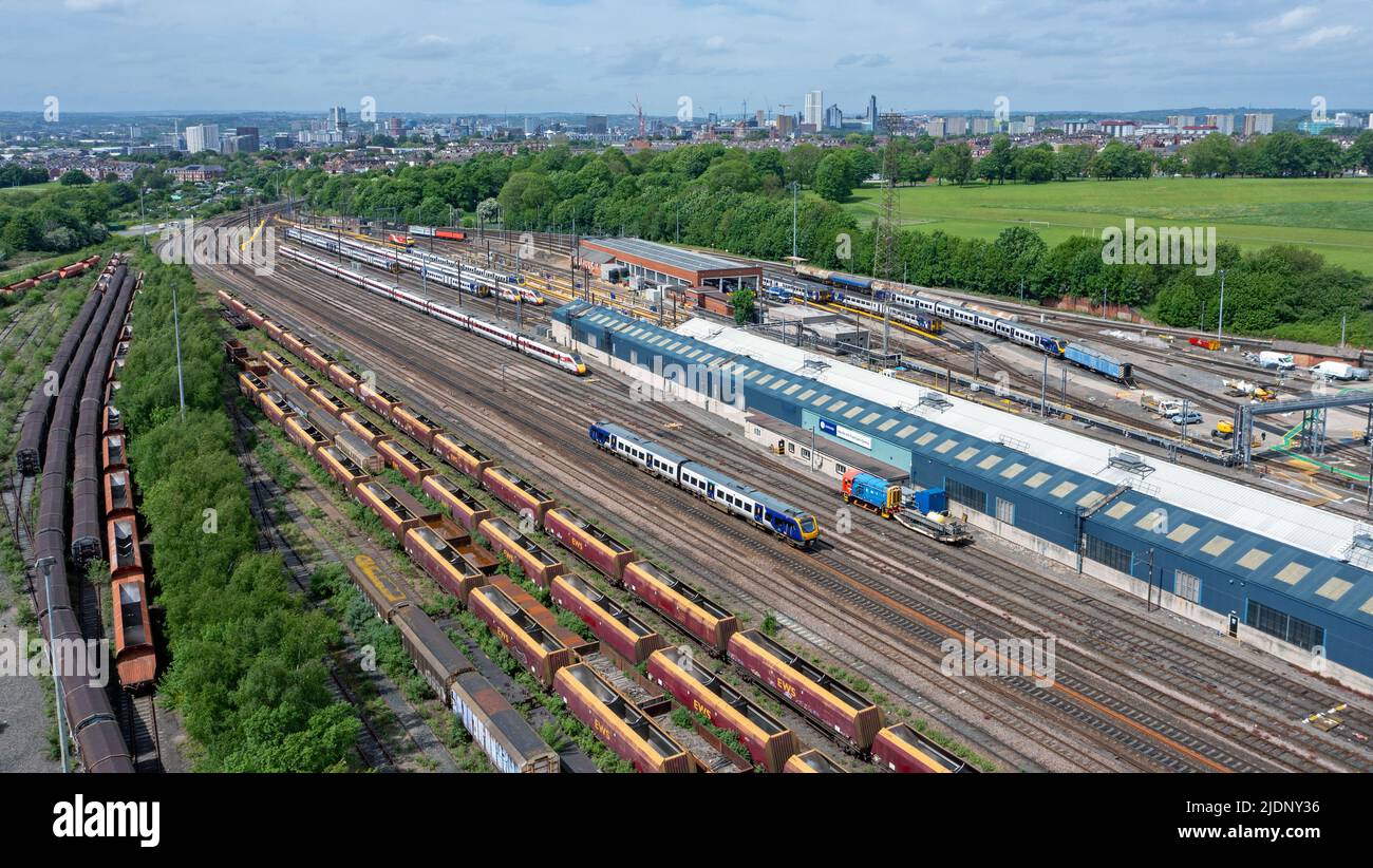 Classe Northerns 195 195020 12:18 da Leeds a York passa Neville Hill Depot. 17th maggio 2022. Foto Stock