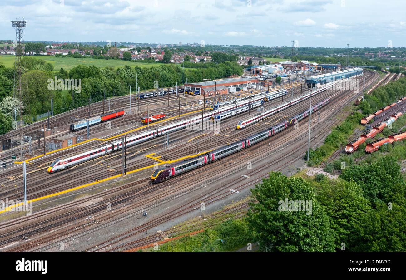 Crossscountry Voyagers 220012 221141 07:25 da Plymouth a Newcastle passa Neville Hill Depot. 17th maggio 2022. Foto Stock
