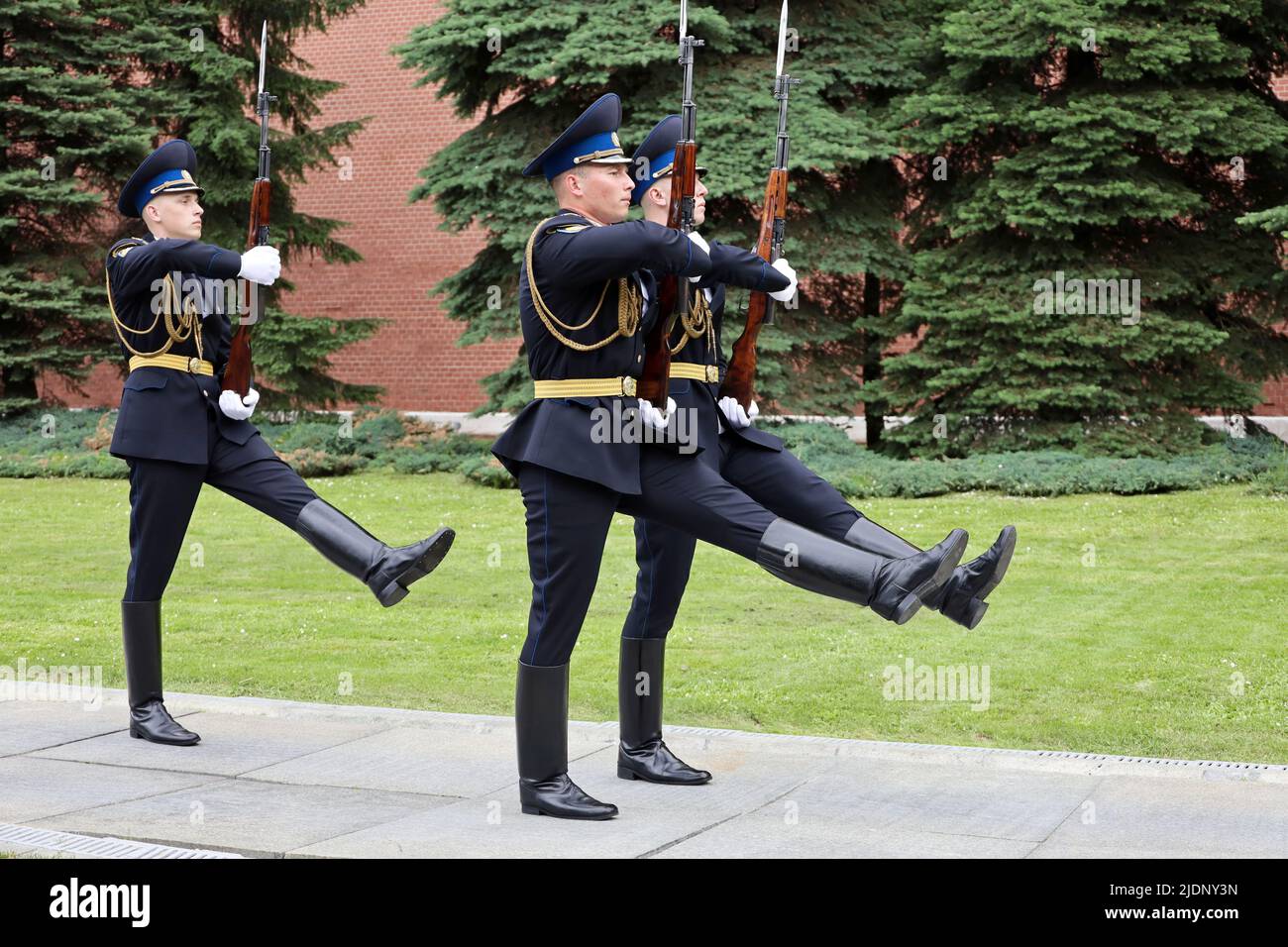 Soldati russi in marcia vicino al muro del Cremlino. Cambio della guardia d'onore del reggimento presidenziale della Russia Foto Stock