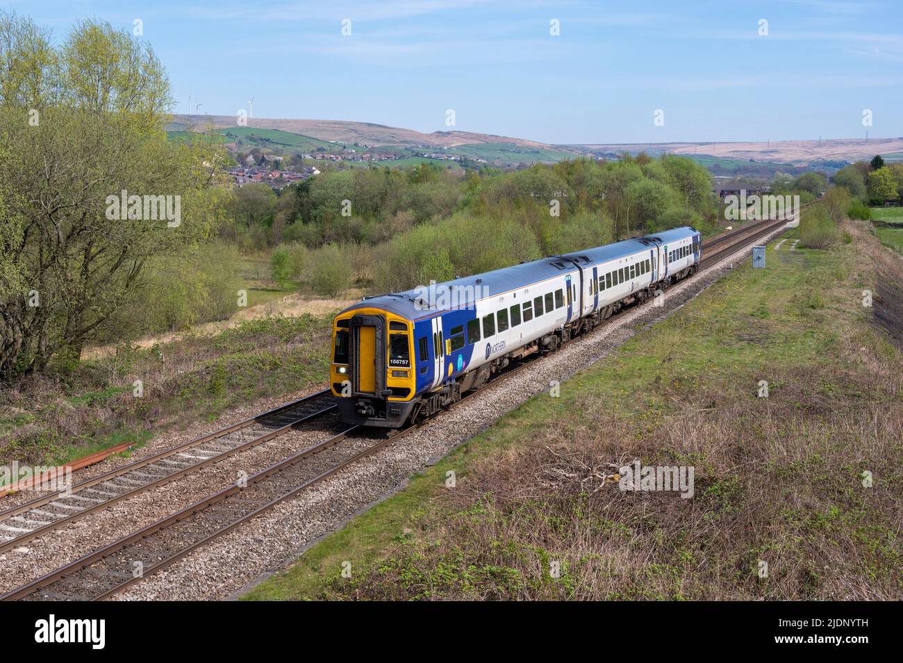 Northerns Classe 158, 158757 2R90 1018 da Leeds a Wigan North Western passa Smithy Bridge. 20th aprile 2022. Foto Stock