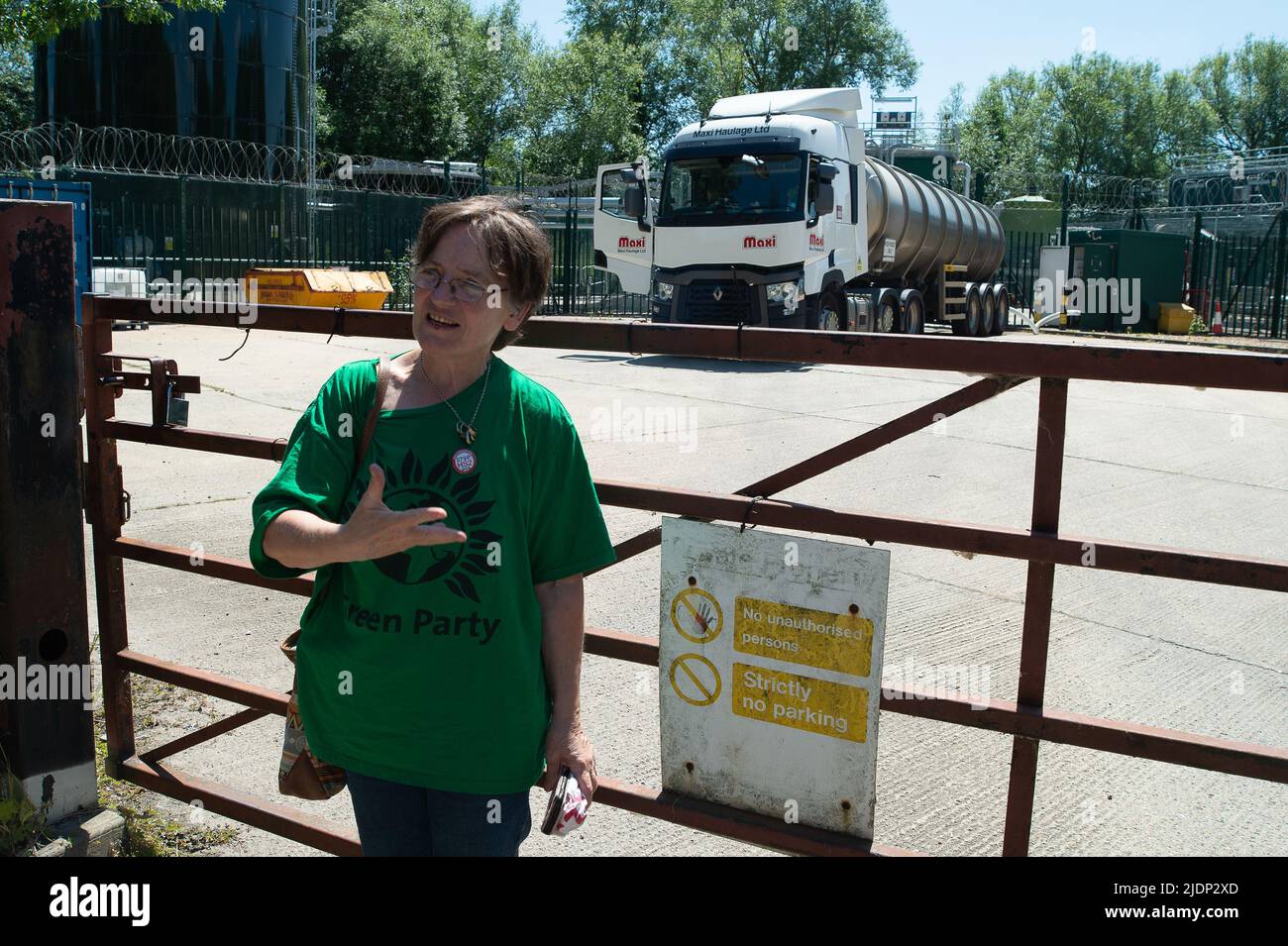 West Hyde, Hertfordshire, Regno Unito. 22nd giugno 2022. Il Coordinatore del partito verde di Hillingdon, Sarah Green ha portato la baronessa Jenny Jones di Moulsecoomb al HS2 South Portal Compound oggi. HS2 stanno presumibilmente scaricando acqua di scarico nell'ambiente che è il 118% al di sopra dei livelli di fondo di azoto ammoniacale e il 113% al di sopra dei livelli di fondo di pH, il che significa che sono necessari ulteriori lavori di purificazione nelle stazioni di pompaggio di Northmoor e West Hyde (nella figura). Credit: Maureen McLean/Alamy Live News Foto Stock