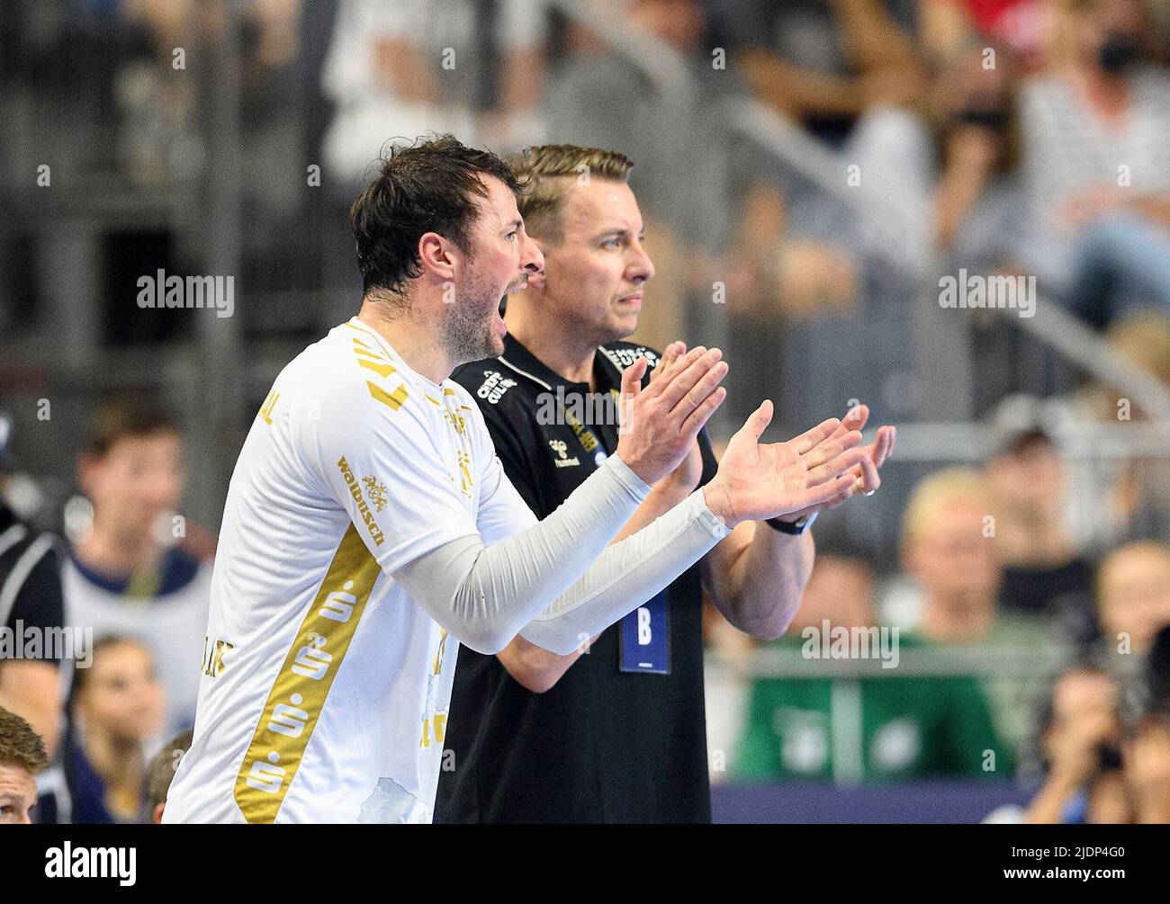 Da sinistra a destra Domagoj DUVNJAK (KI), allenatore Filip JICHA (KI), applaudimento, gesto, gesto, palla a mano Champions League finale quattro, partita per 3rd posto. THW Kiel (KI) vs Telekom Veszrem (Vesz) 37 : 35 NS, il 19 giugno 2022 a Colonia/Germania. Â Foto Stock