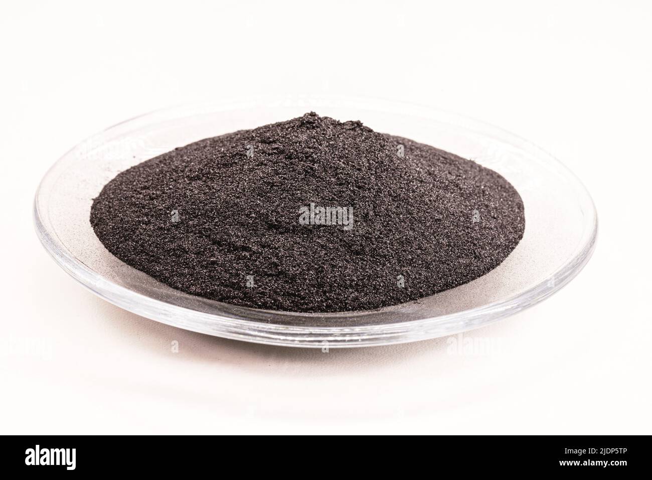 Polvere di cobalto maglia grossolana 99,9 metallo di cobalto ad alto flusso su fondo bianco isolato, polvere nera per uso industriale Foto Stock
