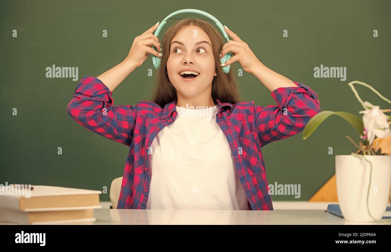 nuova tecnologia. sviluppo dell'infanzia. bambino nelle cuffie moderne. formazione online. Foto Stock