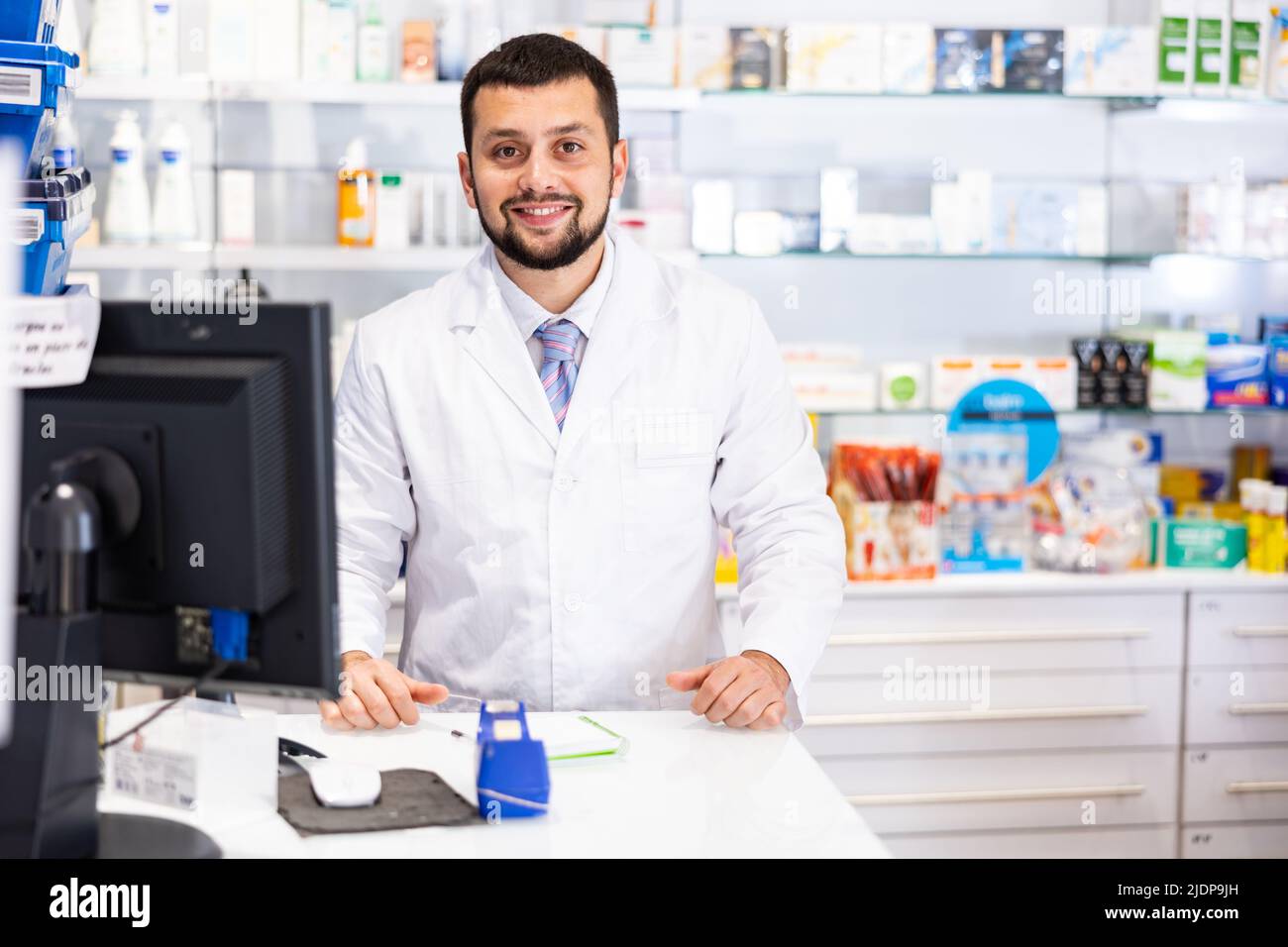 Ritratto di farmacista maschile che lavora al registratore di cassa in farmacia Foto Stock
