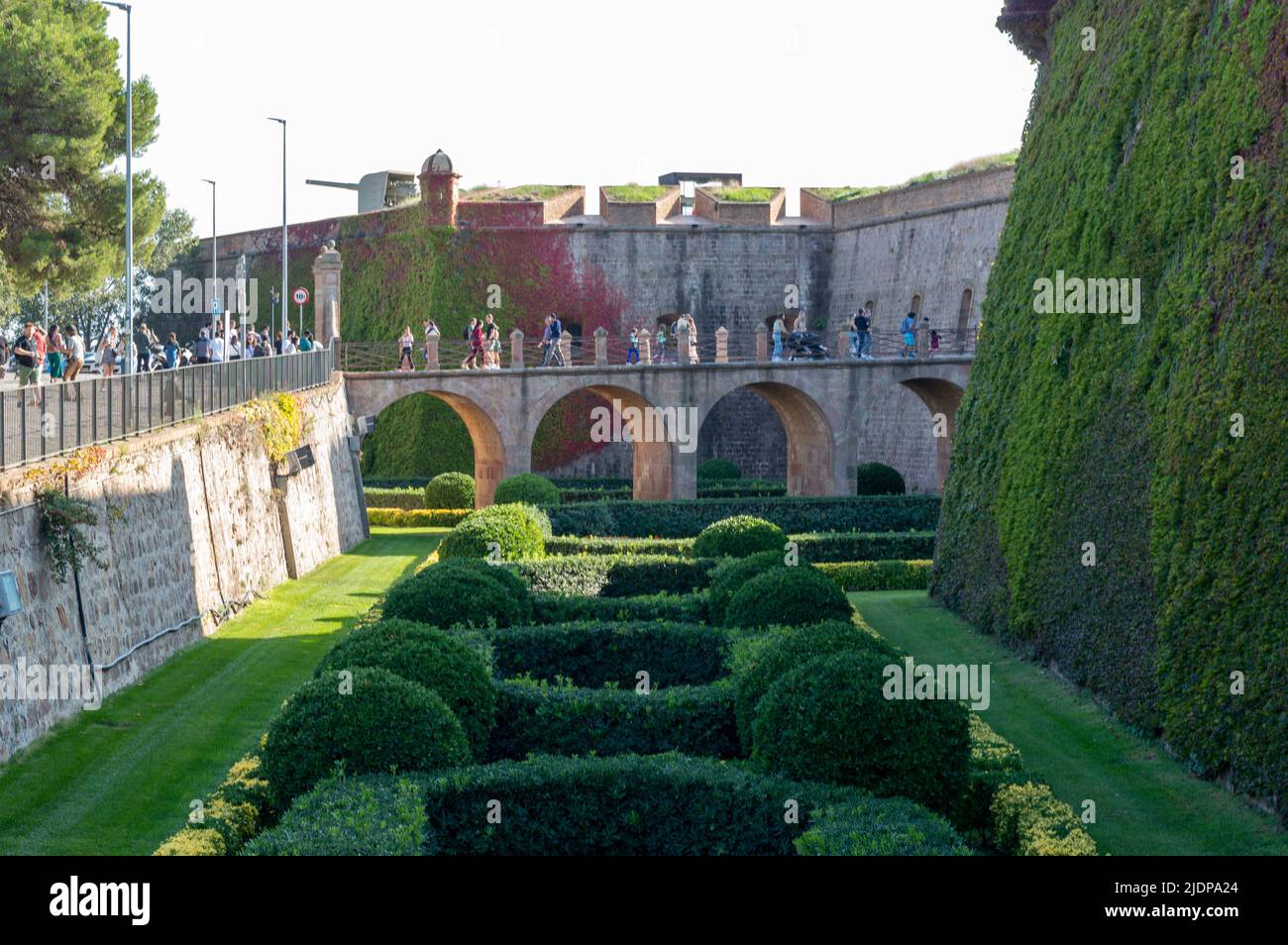 10 01 2021 Barcellona Catalogna Spagna turisti attraversando il ponte del castello di Montjuic Foto Stock