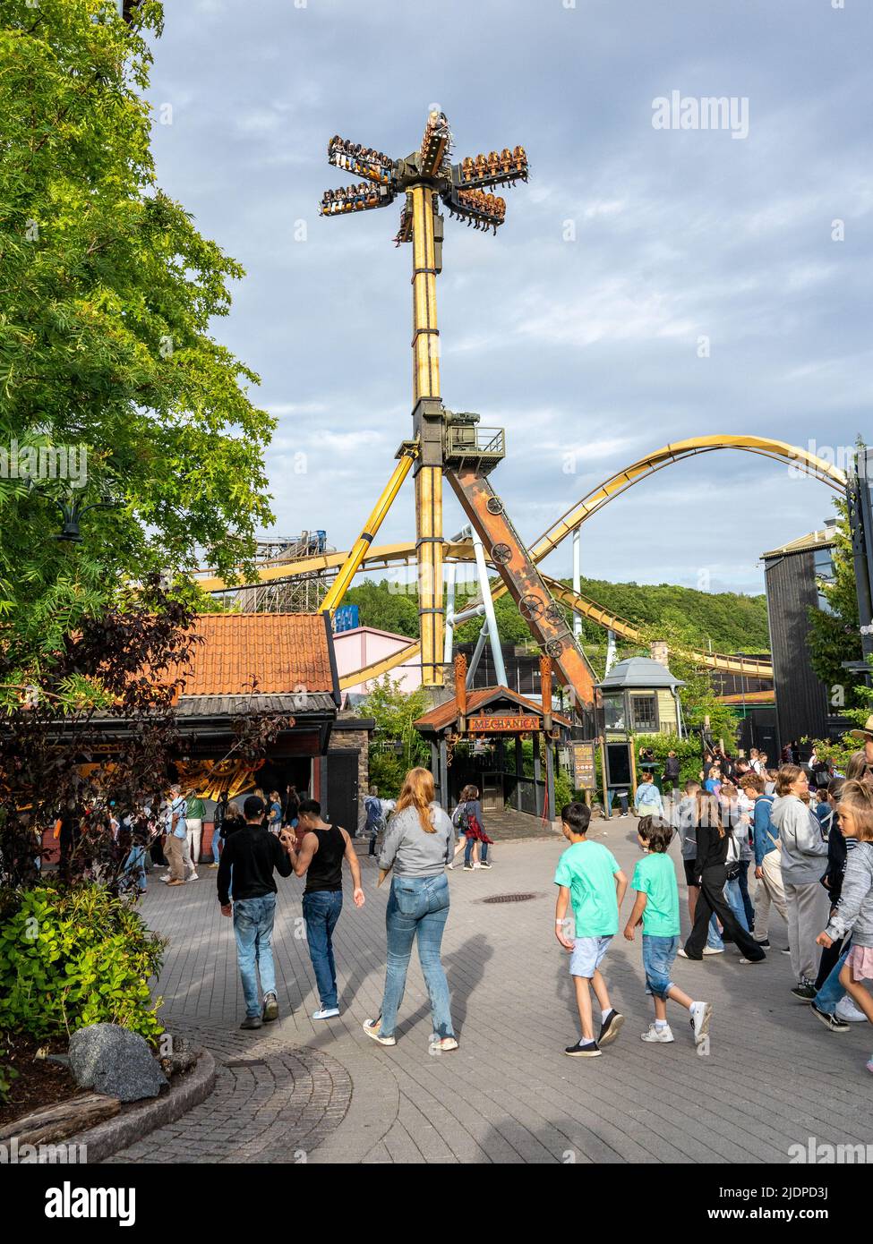 Gothenburg, Svezia - 21 giugno 2022: Il parco divertimenti Liseberg è stato inaugurato nel 1923 ed è attualmente il più grande della Scandinavia con 3 milioni di visitatori annuall Foto Stock