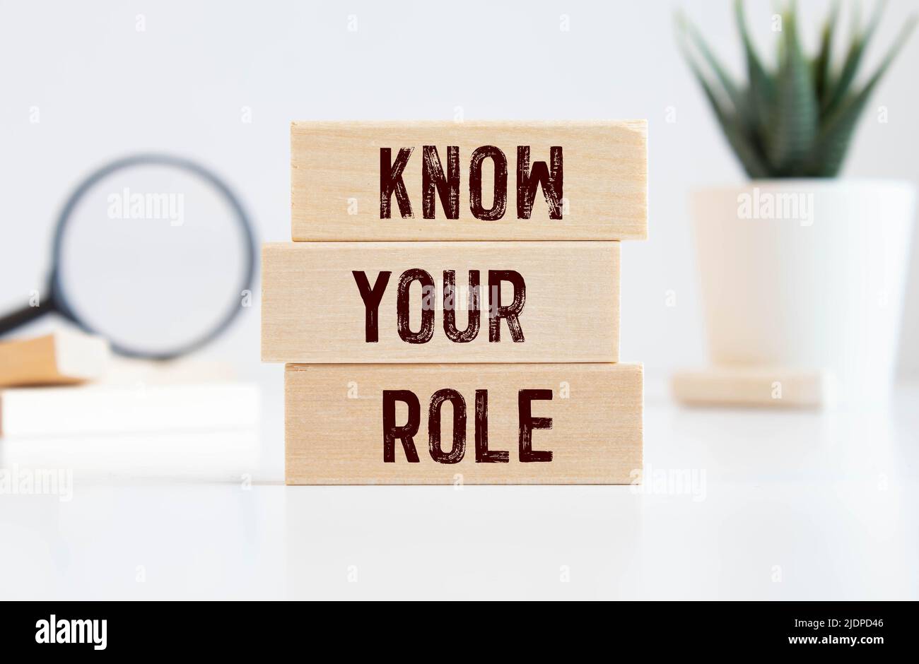 Messaggio di Business CONOSCERE IL PROPRIO RUOLO scritto con gesso su legno lavagna mini etichette, lavagna sfocati e tavola di legno in background Foto Stock