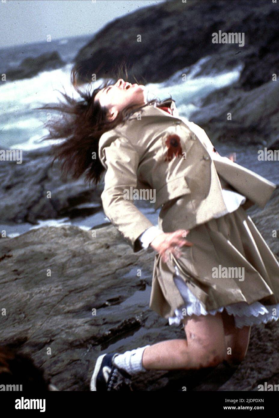 SCHOOLGIRL SHOT sulle rocce, Battle royale, 2000 Foto Stock