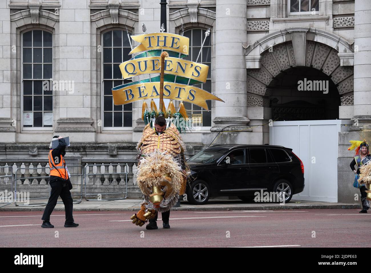 Londra, UK, 5th giu 2022, Platinum Jubilee Pageant lungo il Mall. Da Westminster a Buckingham Palace. Festeggiamo, parte 3 del Pageant. Si tratta di dodici capitoli che raccontano la storia del regno della Regina Elisabetta nel corso dei settant’anni. Dal suo matrimonio al Principe Filippo nel 1947 all'Incoronazione nel 1953. Capitolo 2 The Queens Beasts., Andrew Lalchan Photography/Alamy Live News Foto Stock