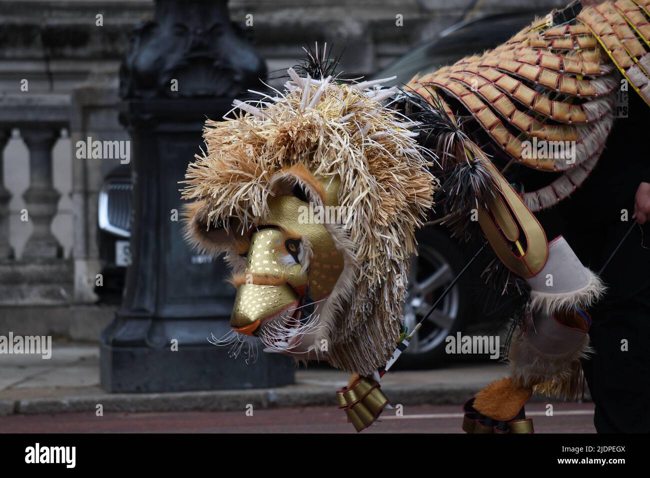 Londra, UK, 5th giu 2022, Platinum Jubilee Pageant lungo il Mall. Da Westminster a Buckingham Palace. Festeggiamo, parte 3 del Pageant. Si tratta di dodici capitoli che raccontano la storia del regno della Regina Elisabetta nel corso dei settant’anni. Dal suo matrimonio al Principe Filippo nel 1947 all'Incoronazione nel 1953. Capitolo 2 The Queens Beasts., Andrew Lalchan Photography/Alamy Live News Foto Stock