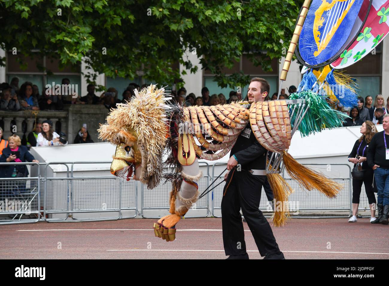 Londra, UK, 5th giu 2022, Platinum Jubilee Pageant lungo il Mall. Da Westminster a Buckingham Palace. Festeggiamo, parte 3 del Pageant. Si tratta di dodici capitoli che raccontano la storia del regno della Regina Elisabetta nel corso dei settant’anni. Dal suo matrimonio al Principe Filippo nel 1947 all'Incoronazione nel 1953. Capitolo 2 The Queens Beasts., Andrew Lalchan Photography/Alamy Live News Foto Stock