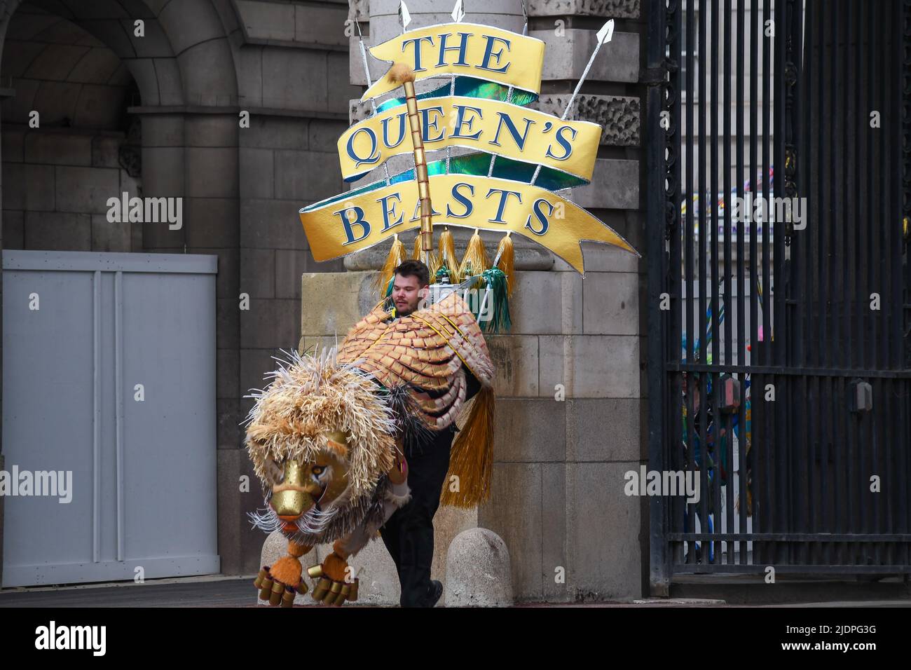 Londra, UK, 5th giu 2022, Platinum Jubilee Pageant lungo il Mall. Da Westminster a Buckingham Palace. Festeggiamo, parte 3 del Pageant. Si tratta di dodici capitoli che raccontano la storia del regno della Regina Elisabetta nel corso dei settant’anni. Dal suo matrimonio al Principe Filippo nel 1947 all'Incoronazione nel 1953. Capitolo 2 The Queens Beasts., Andrew Lalchan Photography/Alamy Live News Foto Stock