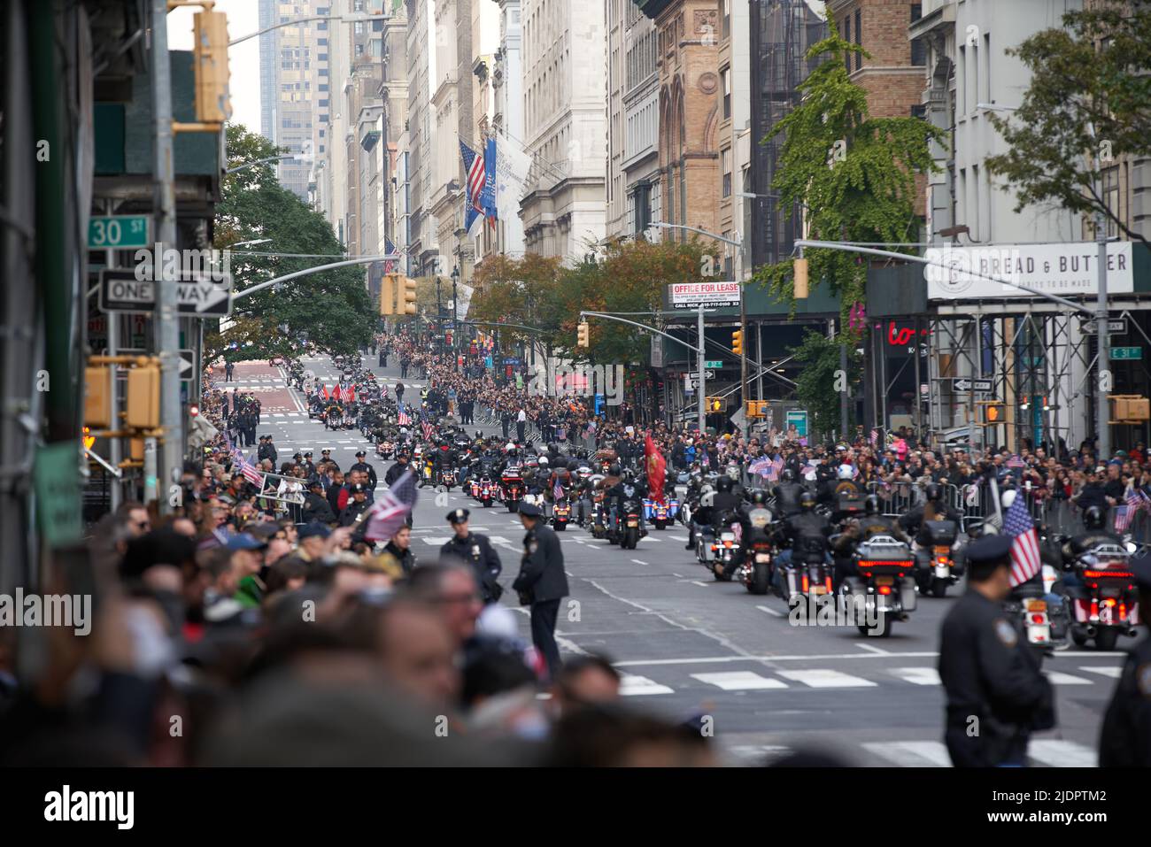 Manhattan, New York, USA - Novembre 11. 2019: Fifth Avenue durante la Veterans Day Parade a NYC. Persone sul marciapiede che guardano i motociclisti che scendono Foto Stock