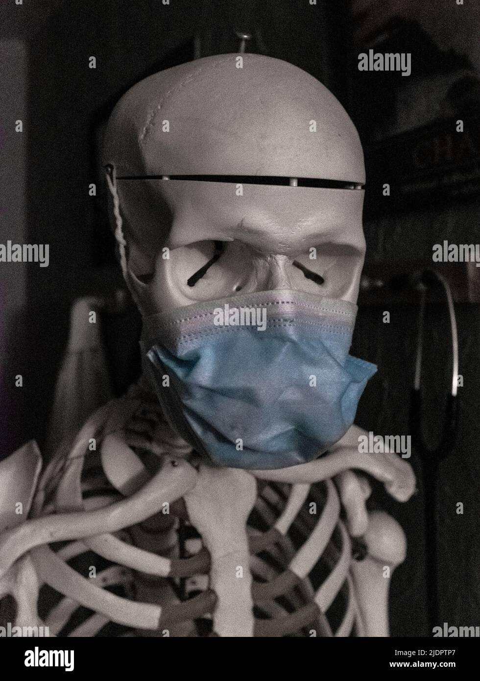 cranio/scheletro con maschera medica su Foto Stock